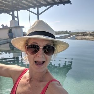 Meet your Posher, Laura